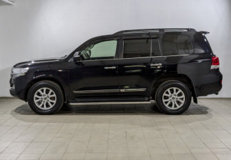 Подержанный автомобиль Toyota Land Cruiser Suv 2016 года (7 фото)