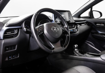 Подержанный автомобиль Toyota C-HR 2019 года (13 фото)