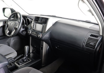 Подержанный автомобиль Toyota Land Cruiser Prado 2013 года (10 фото)