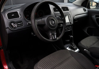 Подержанный автомобиль Volkswagen Polo Sedan 2012 года (11 фото)