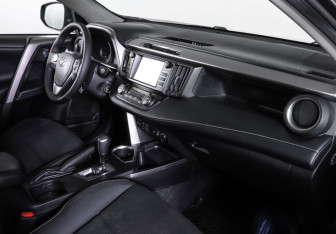 Подержанный автомобиль Toyota RAV4 2017 года (11 фото)