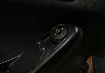 Подержанный автомобиль Ford Fiesta Hatchback 2015 года (16 фото)