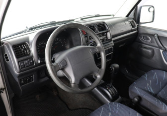 Подержанный автомобиль Suzuki Jimny 2004 года (7 фото)