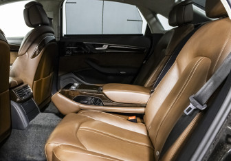 Подержанный автомобиль Audi A8 2014 года (10 фото)