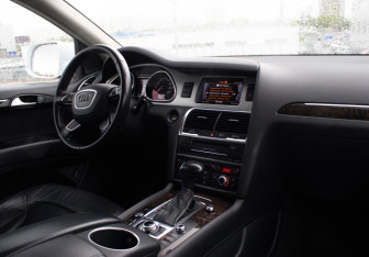 Подержанный автомобиль Audi Q7 2014 года (12 фото)