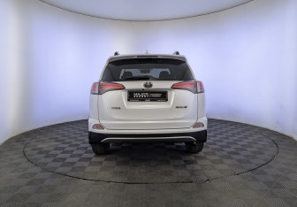 Подержанный автомобиль Toyota RAV4 2018 года (6 фото)