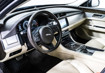 Подержанный автомобиль Jaguar XF Sedan 2017 года (13 фото)