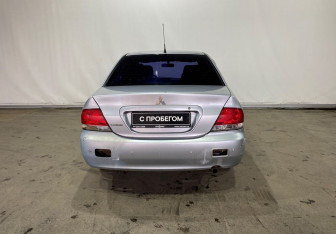 Подержанный автомобиль Mitsubishi Lancer Sedan 2003 года (5 фото)