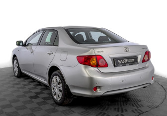 Подержанный автомобиль Toyota Corolla Sedan 2008 года (7 фото)
