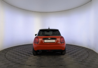Подержанный автомобиль MINI Hatch 2019 года (6 фото)