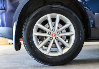 Подержанный автомобиль Jaguar F-Pace 2016 года (29 фото)