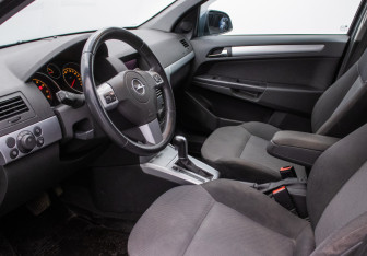 Подержанный автомобиль Opel Astra Wagon 2011 года (10 фото)