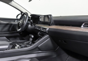 Подержанный автомобиль Kia K5 2021 года (10 фото)