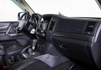 Подержанный автомобиль Mitsubishi Pajero 2015 года (11 фото)