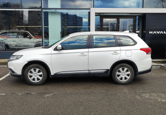 Подержанный автомобиль Mitsubishi Outlander 2017 года (9 фото)