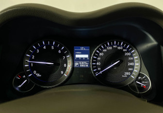 Подержанный автомобиль Infiniti Q70 2015 года (11 фото)