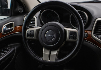 Подержанный автомобиль Jeep Grand Cherokee 2012 года (15 фото)