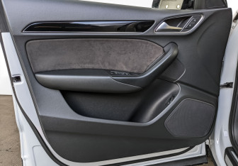 Подержанный автомобиль Audi Q3 2017 года (18 фото)