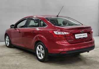 Подержанный автомобиль Ford Focus Sedan 2013 года (6 фото)