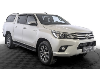 Подержанный автомобиль Toyota Hilux 2016 года (3 фото)