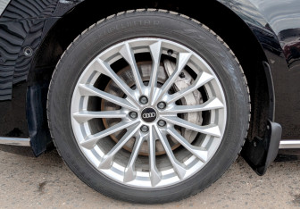 Подержанный автомобиль Audi A8 2021 года (19 фото)