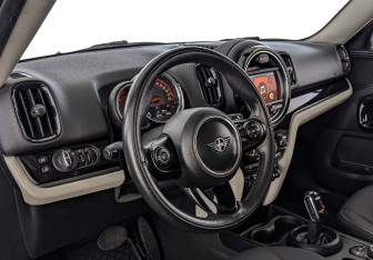 Подержанный автомобиль MINI Countryman 2020 года (15 фото)