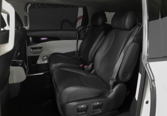 Подержанный автомобиль Kia Carnival 2022 года (10 фото)