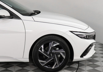 Подержанный автомобиль Hyundai Elantra Sedan 2023 года (15 фото)