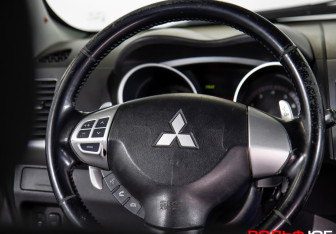 Подержанный автомобиль Mitsubishi Outlander 2008 года (15 фото)
