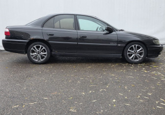 Подержанный автомобиль Opel Omega Sedan 2000 года (4 фото)
