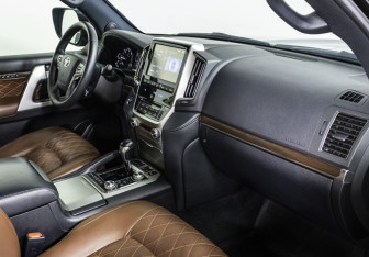 Подержанный автомобиль Toyota Land Cruiser Suv 2018 года (9 фото)