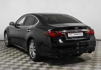 Подержанный автомобиль Infiniti Q70 2015 года (7 фото)