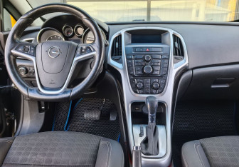 Подержанный автомобиль Opel Astra Hatchback 2013 года (14 фото)