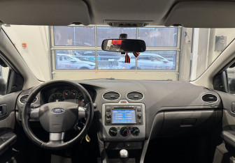 Подержанный автомобиль Ford Focus Sedan 2006 года (11 фото)