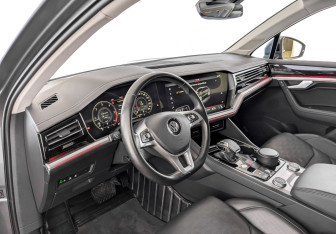 Подержанный автомобиль Volkswagen Touareg 2020 года (16 фото)