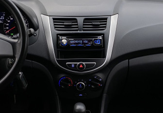 Подержанный автомобиль Hyundai Solaris Hatchback 2011 года (12 фото)