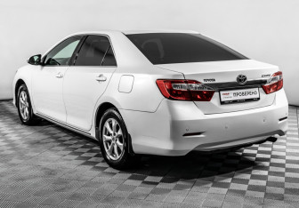 Подержанный автомобиль Toyota Camry Sedan 2014 года (7 фото)