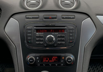 Подержанный автомобиль Ford Mondeo Sedan 2012 года (16 фото)