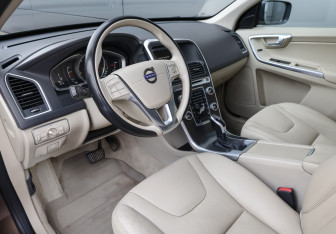 Подержанный автомобиль Volvo XC60 2015 года (16 фото)