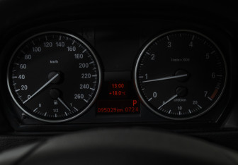 Подержанный автомобиль BMW X1 2013 года (12 фото)