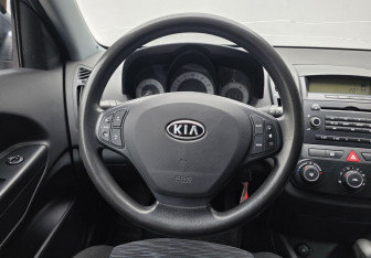 Подержанный автомобиль Kia Ceed Wagon 2008 года (12 фото)