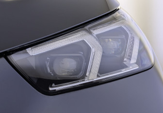 Подержанный автомобиль BMW X1 2024 года (11 фото)