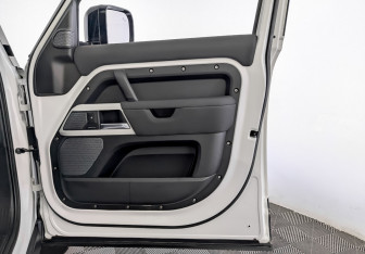 Подержанный автомобиль Land Rover Defender Suv 2021 года (24 фото)