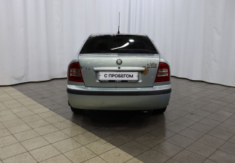 Подержанный автомобиль Skoda Octavia Liftback 2009 года (5 фото)