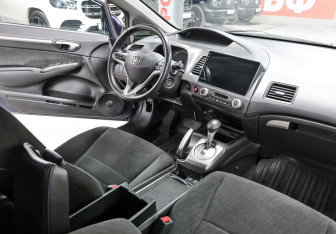 Подержанный автомобиль Honda Civic Sedan 2010 года (11 фото)