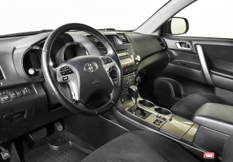 Подержанный автомобиль Toyota Highlander 2012 года (10 фото)