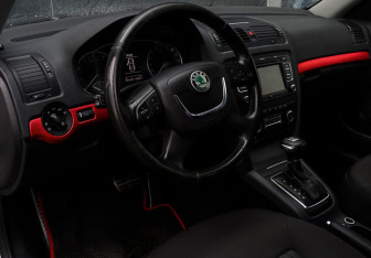 Подержанный автомобиль Skoda Octavia Liftback 2012 года (14 фото)
