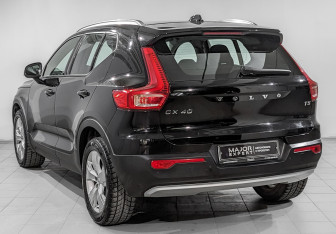 Подержанный автомобиль Volvo XC40 2021 года (7 фото)