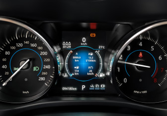 Подержанный автомобиль Jaguar F-Pace 2019 года (16 фото)