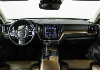 Подержанный автомобиль Volvo XC60 2018 года (15 фото)
